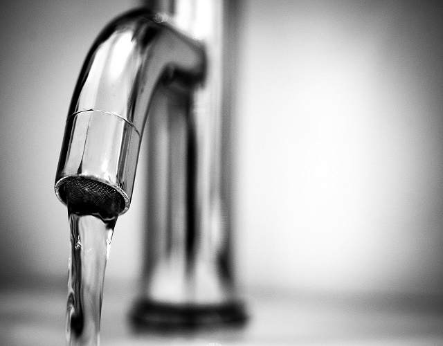 Comment changer un vieux robinet de lavabo ?