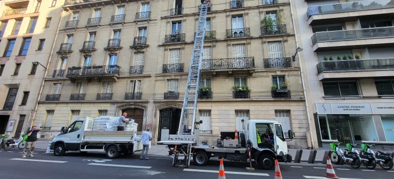 Précautions à prendre pour réduire les nuisances pour les voisins lors de l’utilisation d’un monte-meuble à Paris