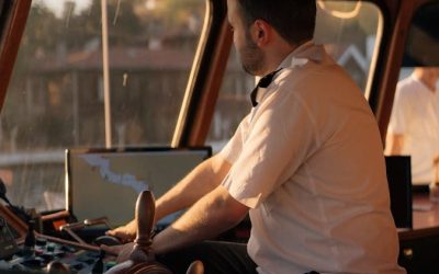 Recruter ou devenir skipper de catamaran : Les clés d'une carrière réussie dans le nautisme professionnel
