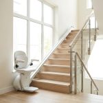 Monte-escalier installé le long d'un escalier de maison, rampe moderne, intérieur clair