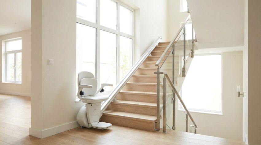 Monte-escalier installé le long d'un escalier de maison, rampe moderne, intérieur clair
