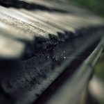 Gouttière avec des débris