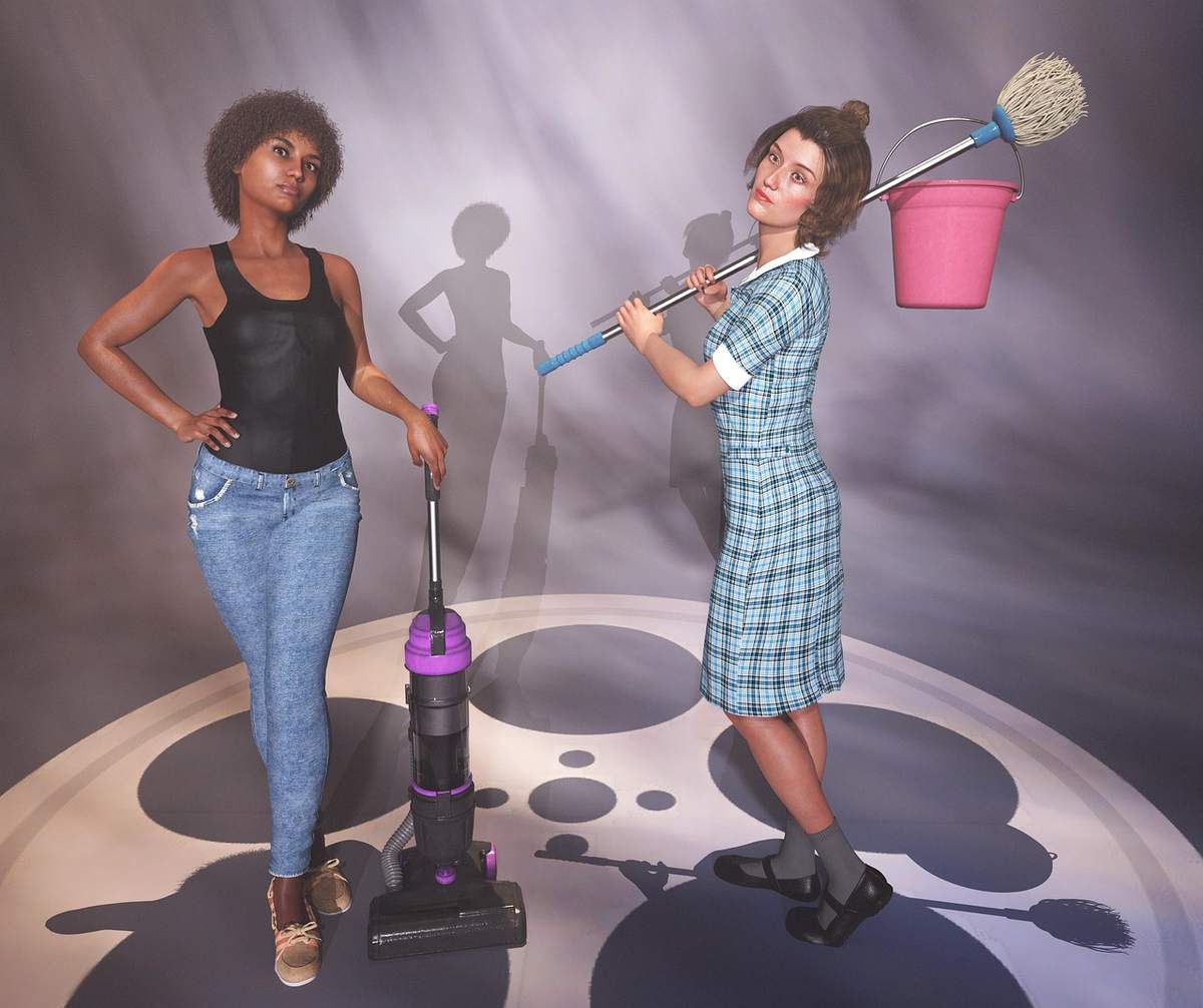 Deux femmes posent avec un aspirateur et un balai, seau rose