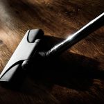 Ranger balai et aspirateur dans un studio : les astuces anti-chute